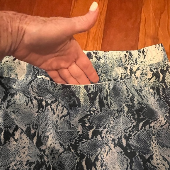 CHICOS Skirt Ladies Size 2 (L/12) Snake Print Blue Black Adj Sides Summer Fall - Picture 7 of 7